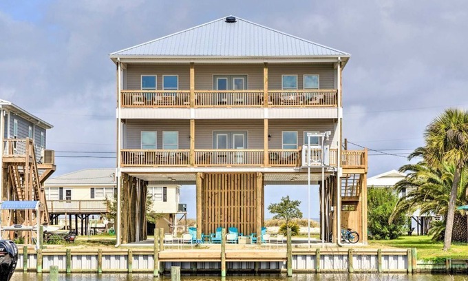 Dauphin Island Casa | ¡NUEVO! Dauphin Island Luxury: ¡espaciosa casa sobre pilotes!