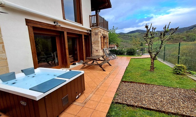 Sumbilla Apartamento | Estudio de luxe Casa Angiz Etxea 2; encanto, spa exterior y vistas al valle