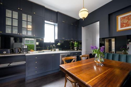 Carlton North Apartamento | Luxe Stylish Two Level Apartment I Rooftop Terrace