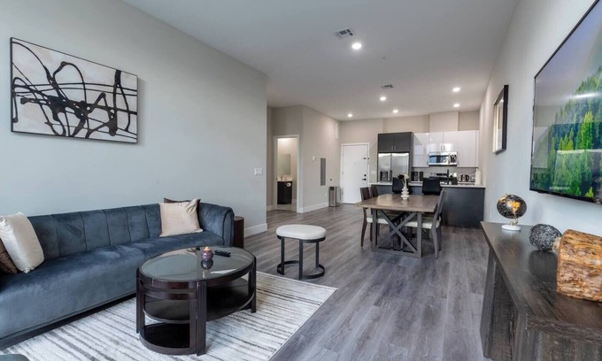 The Heights Apartamento | Luxe Condo Easy NYC Access Free Covered Parking