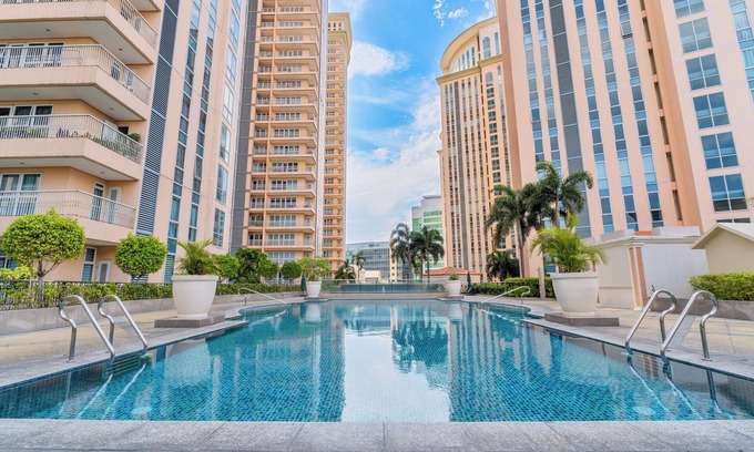 Pinagsama Condominio | Luxe Suite With 180 Stunning City Views
