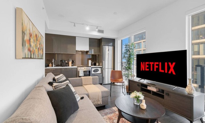 Garden District Hotel | Luxe Suites - Eaton Centre / Dundas Square
