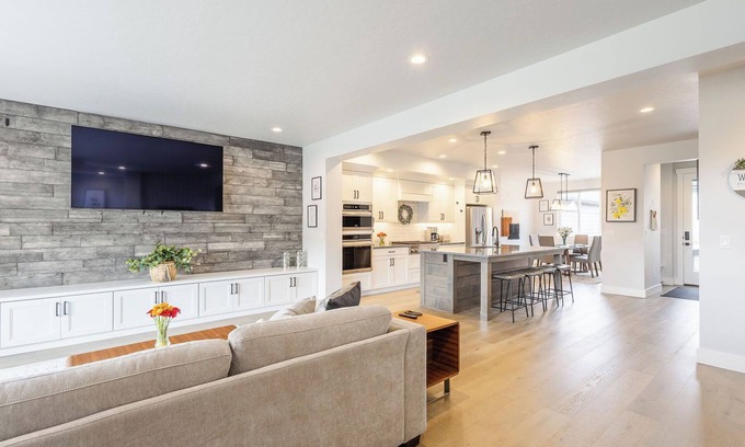 Harris Ranch Casa | Luxe Townhouse with Fire Pit & Pool Access Micron