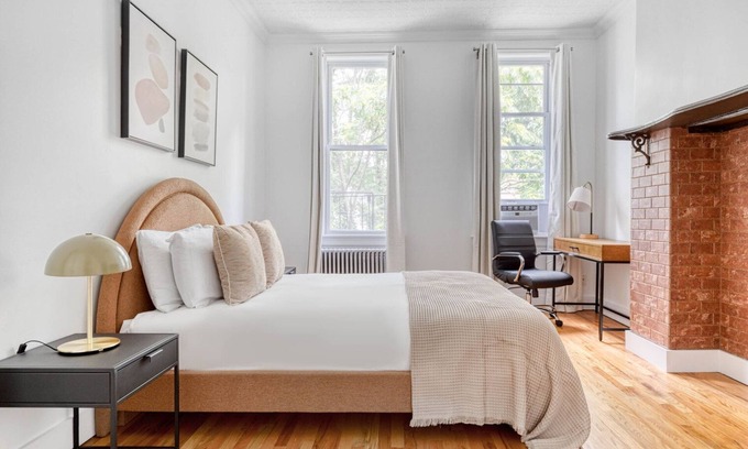 Greenpoint Apartamento | Luxe UES 2BR w/ W/D & Elevator, near Bloomingdales, by Blueground