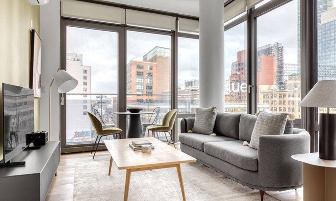 Hunters Point Apartamento | Luxe UES 2BR w/ W/D & Elevator, near Bloomingdales, by Blueground
