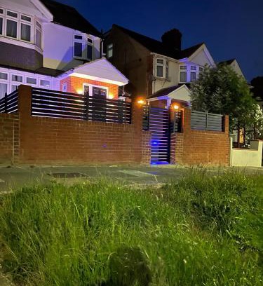 North Greenford Casa | Luxe Villa, 6 En-suite Bedrooms - West London - Wembley Stadium 5KM away