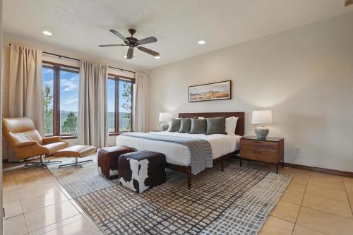 Colonial Pine Hills Casa | Luxe Villa Expansive Yard Near Rapid City