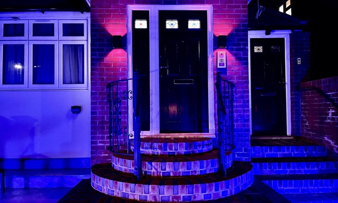 North Greenford Casa | Luxe Villa with 6 En-suite Bedrooms in West London - Wembley Stadium 5KM