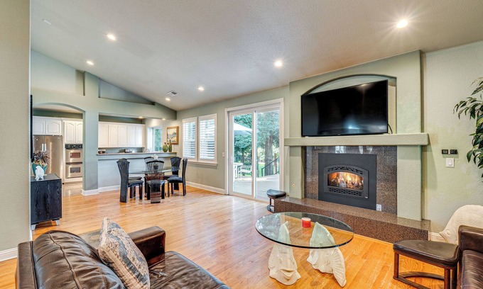 Loomis Casa | Luxe Vineyard Villa w/ Views & Fire Pit in Loomis!