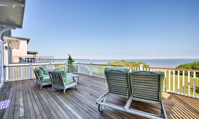 East Quogue Casa | Luxe East Quogue Waterfront Home w / Sandy Beach!