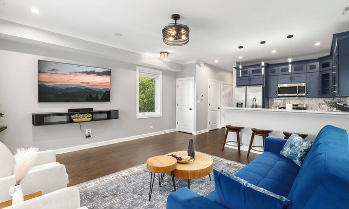 Grand Boulevard Casa | LuxHome up to 6 guests in Chicago; WiFi, AC, Heat, Security cams, Downtown 8mins