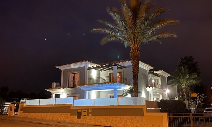 Porto de Mos Villa | Lujosa villa de 3 dormitorios con baño privado con vistas a la playa de Porto de Mós