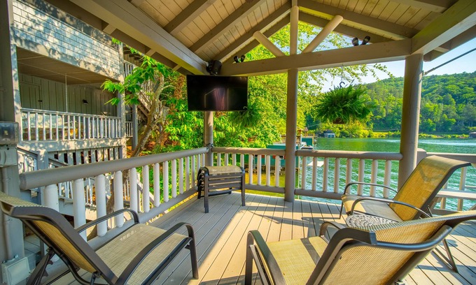 Lakemont Casa | Luxuary Lakefront Home / 4 BR 3.5B / Sleeps 10 Comfortably