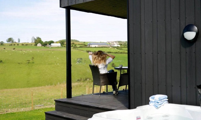 Ballycastle Cabina | Luxury Private Couples Glamping Cabin Pod with your own Hot Tub & BBQ