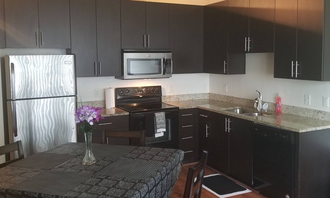 Piedmont Heights Condominio | LUJOSO 1 BDR w / balcón cerca de Midtown / Buckhead