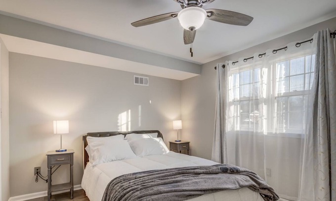 Franconia Casa | Luxurious 1 BR with private Bathroom in a house