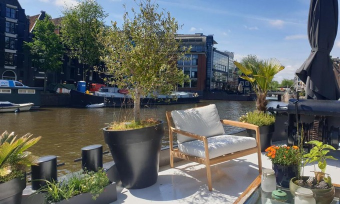 Nieuwmarkt en Lastage Alquiler De Eote | Luxurious 110m² 3br Houseboat in Amsterdam Centre!