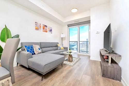 Kitchener Apartamento | Luxurious 1BR Condo - Stunning City Views