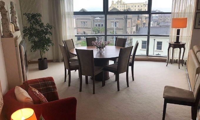 Dun Laoghaire Apartamento | Lujoso apartamento de 2 dormitorios y 1,400 pies cuadrados en Dunlaoire, estacionamiento gratuito