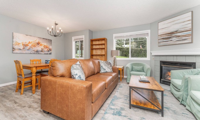 Canadian Rockies Casa | Luxurious 2 bed Mountain Retreat Renovated With Gorgeous Decor