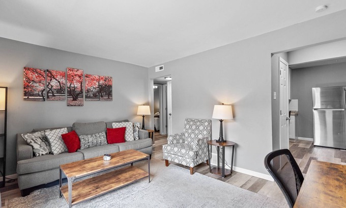St. Charles Historic District Apartamento | Luxurious 2-Bedroom Abode with Elevated Comforts Near Main Street