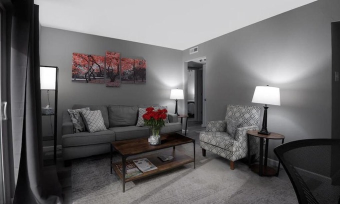 St. Charles Apartamento | Luxurious 2-Bedroom Abode with Elevated Comforts Near Main Street