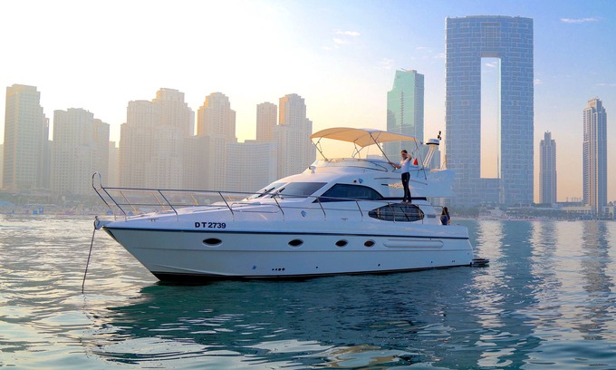 Dubai Alquiler De Eote | Luxurious 2-bedroom on a 50FT Yacht with WiFi, AC in welcoming Dubai