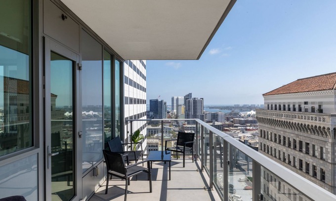 East Village Apartamento | Luxurious 2-bedroom Penthouse in downtown San Diego with WiFi and fitness room
