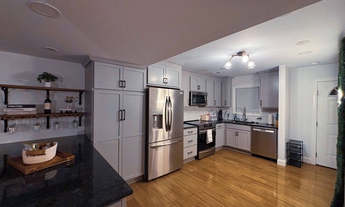 Forest Park Condominio | Luxurious 2-bedroom condo in fabulous with AC, WiFi