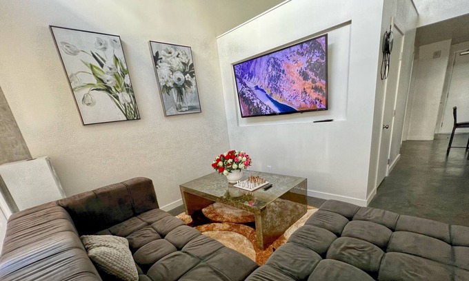 Commerce Condominio | Luxurious 2 Level Sky-Rise with a Hollywood View ✨