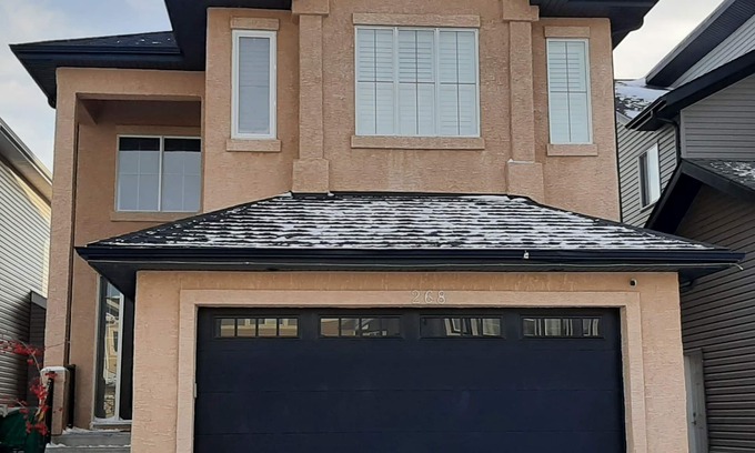 Northeast Edmonton Casa | Luxurious 2-Storey House -Family| Families| Groups |5 Bedrooms | 6 Beds