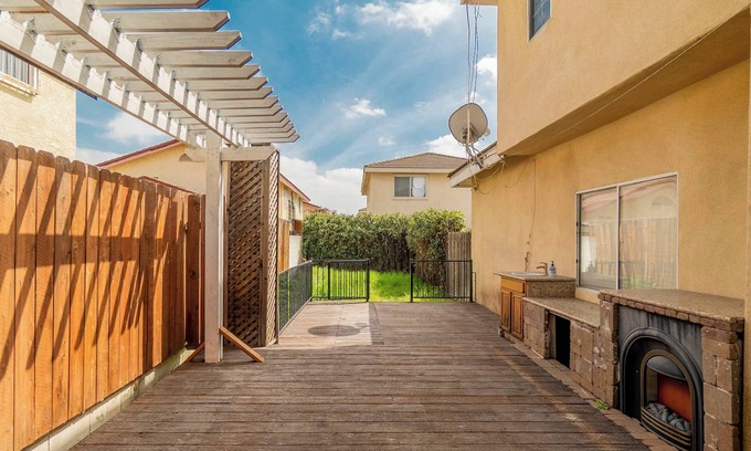 El Monte Casa | Luxurious 2-Story Condo with Modern Amenities