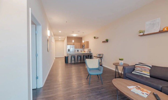 North Kansas City Apartamento | Luxurious 2BR Private Balcony