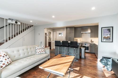 Lake Forest Casa | Luxurious 2BD Smart Home Near Beach