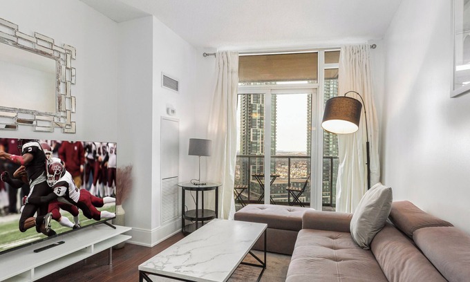 Downtown Mississauga Condominio | Luxurious 2BR/2BATH Condo- Steps from Square One