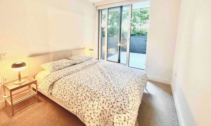 Renfrew-Collingwood Apartamento | Luxurious 2BR Condo with Private Balcony
