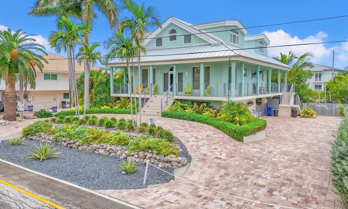 Coury Casa | Luxurious 3-bedroom home with Pool and Dock in Key Colony Beach