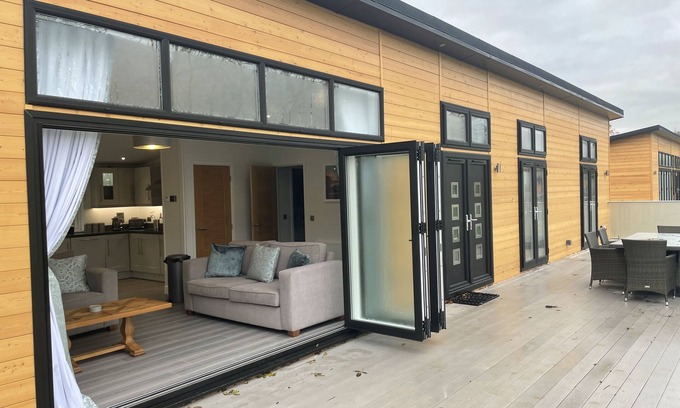 Cambourne Cabina | Luxurious 3 bed Lodge with private hot tub close to city of Cambridge