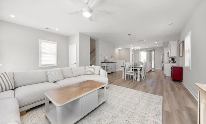 Issue Casa | Luxurious 3 Bedroom Vacation Getaway with Carport, Pool & Putting Green