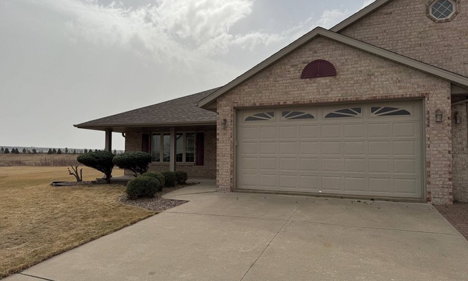 De Pere Condominio | Luxurious 3-bedroom- 3 bath, short drive to Lambeau--- De Pere.