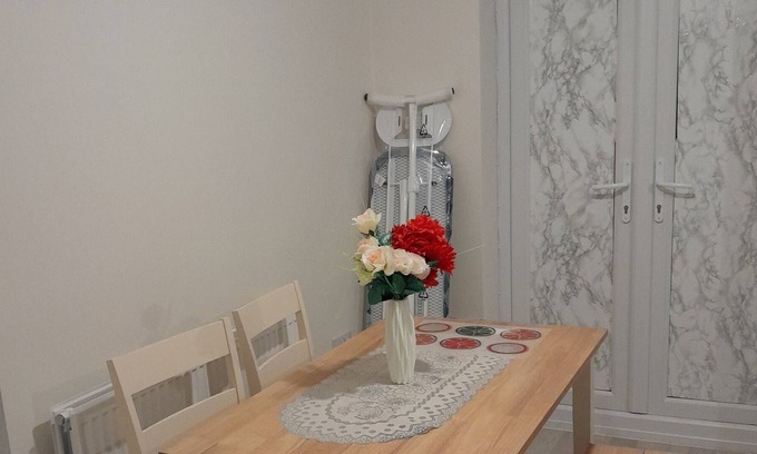 Huyton Casa | Luxurious 3 Bedroom for Contractors and Holiday With Free Wifi and Parking