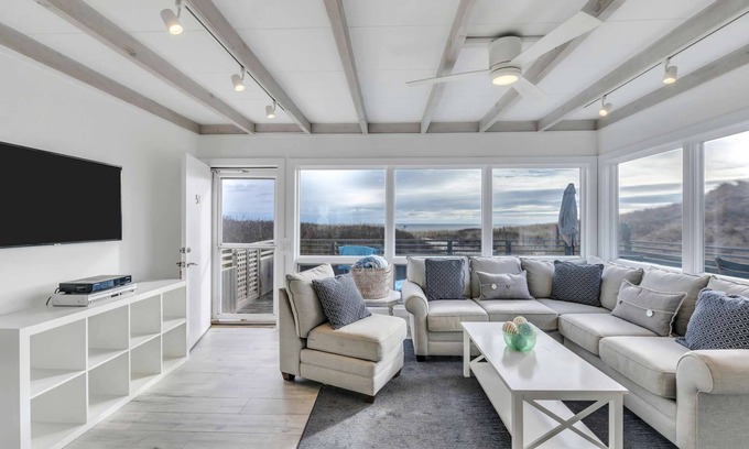Napeague Cabaña | Luxurious 3 BR Cottage w/ Ocean View Balcony