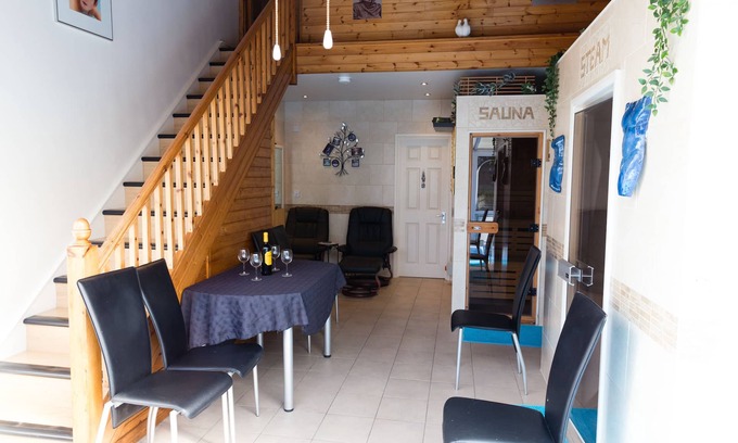 Chingford Casa | Lujosa propiedad de 3 camas dobles, todas con baño, además de sauna, baño de vapor, bañera de hidromasaje