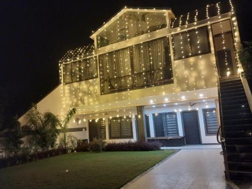 Mathura Hotel | Luxurious 3BHK Garden Villa At Prime Location