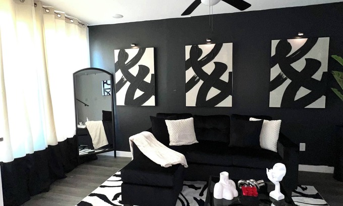 Northeast Houston Casa | Luxurious 4 bed 2 bath house near Downtown Houston