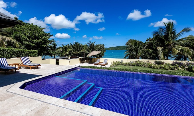 Mamora Bay Villa | Lujosa villa de 4 dormitorios frente al mar, piscina privada, cerca del puerto inglés