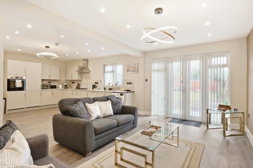 Shirley Casa | Luxurious 4 Bed House, Solihull, NEC, Airport, Business & Leisure Stays - Wisteria House