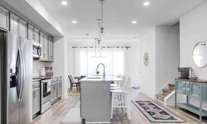 Issue Casa | Luxurious 4 Bedroom Vacation Getaway with Garage, Pool & Putting Green