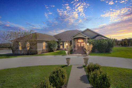 Kingsbury Casa | Luxurious 4-Bedroom Oasis with Private Pool