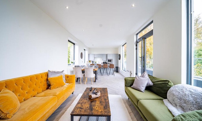 Leeds Casa | Luxurious 4-Bedroom Penthouse: 15 Mins to City Centre, Secure Parking